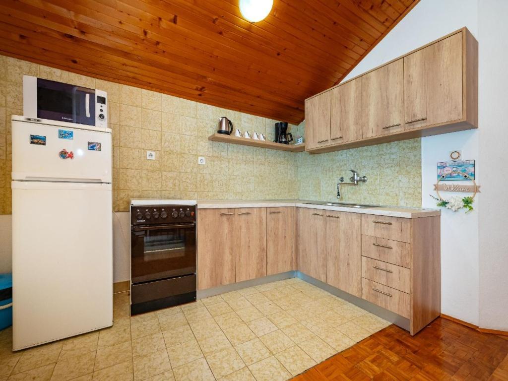Apartment Matkos - With Garden And Terrace Нин Экстерьер фото